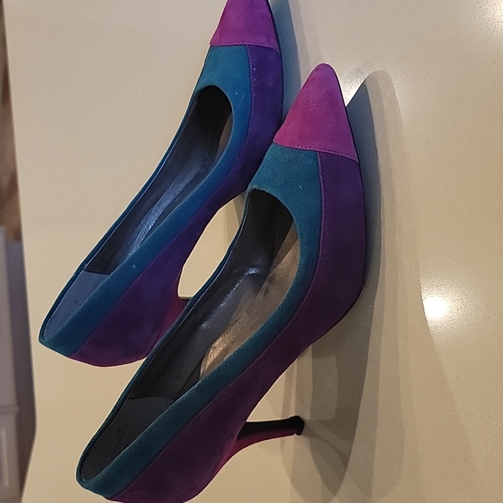 Ladies suede pumps